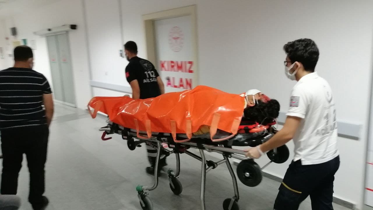 Aksaray'da otomobil duvara çarptı! Sürücüsü yaralandı
