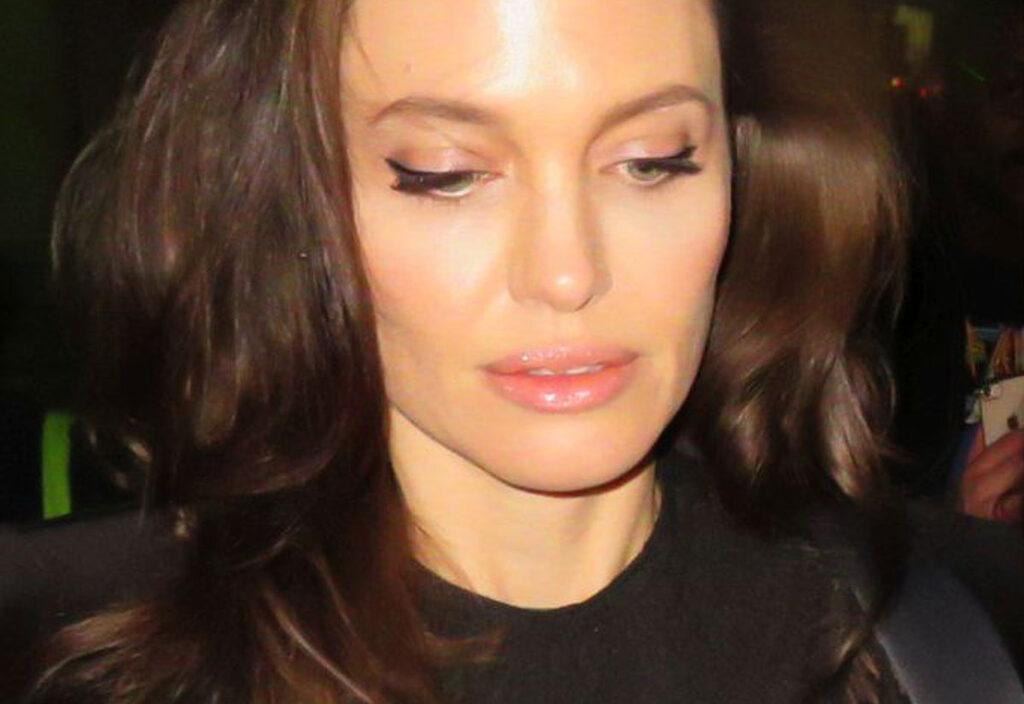 Gittiği yeri karıştıran ABD'li Angelina Jolie bu sefer Afganistan için devrede