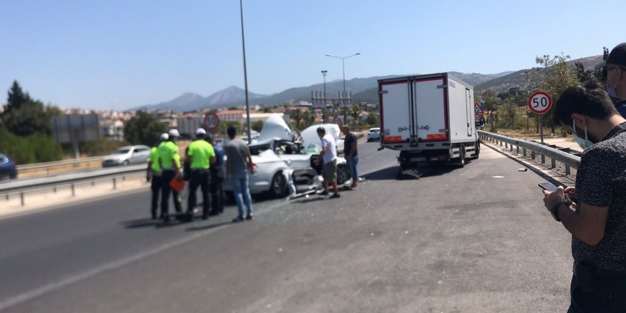 İzmir - Çeşme Otoyolu çıkışında feci kaza! 1 ölü  1 yaralı