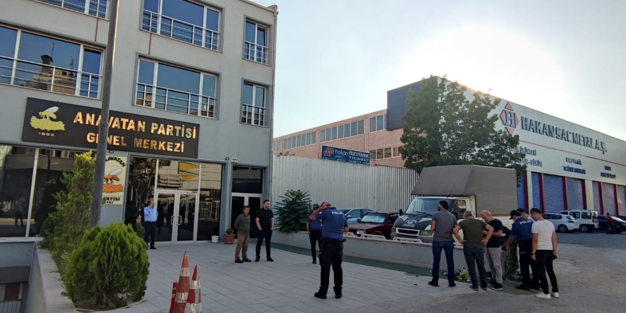 Anavatan Partisi Genel Merkezi önündeki şüpheli çantadan çıkanlar şok etti