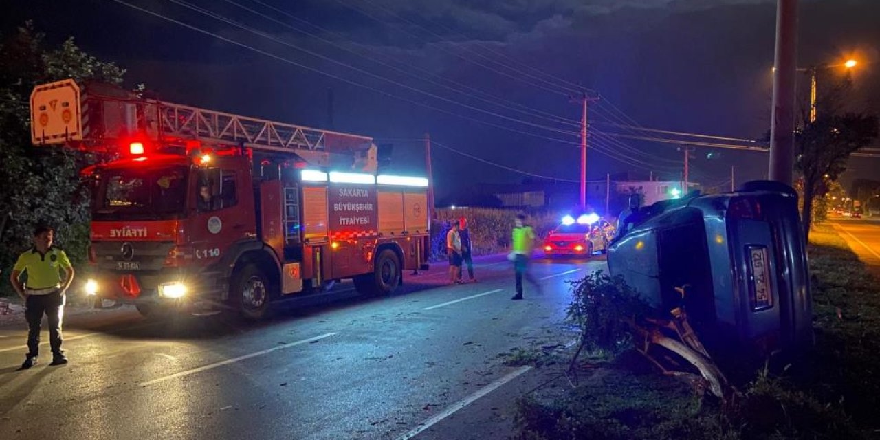 Taklalar atarak direğe çarpan otomobilden hafif yaralı kurtuldu