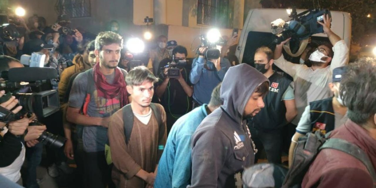 Van'da branda altına saklanan 25 kaçak göçmen yakalandı! 1 gözaltı