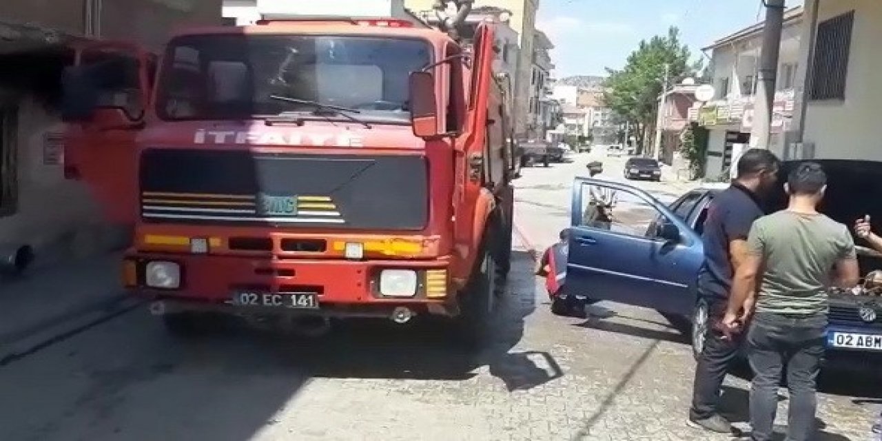 Seyir halindeki otomobilin motoru alev aldı