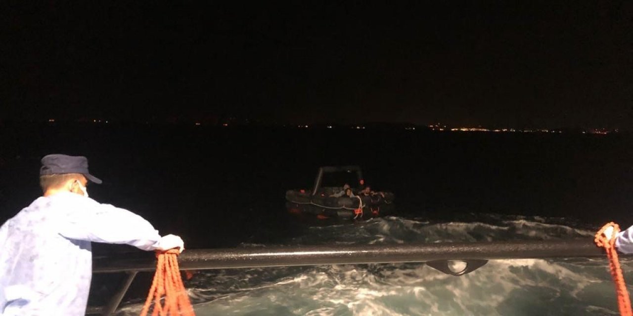 Yunanistan'ın Türk kara sularına ittiği 8 düzensiz göçmen İzmir açıklarında kurtarıldı