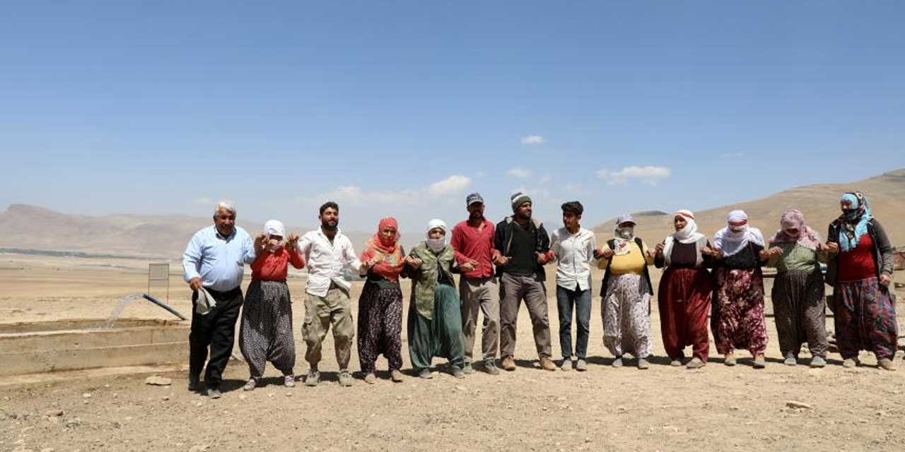 Traktörlerle su taşıyorlardı! Van'da su sevinci! Halay çektiler