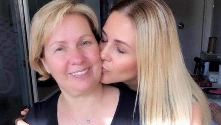 Emine Ün'ün annesi koronavirüsten vefat etti