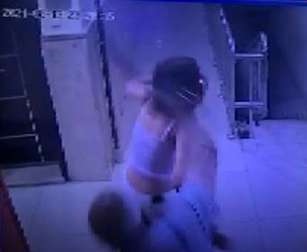 Araba alarmı yüzünden 13 yaşındaki kızı kemerle kovaladı