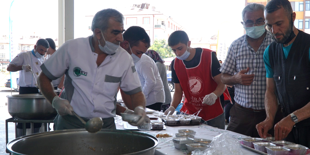 Ribat Eğitim Vakfı'ndan geleneksel Aşure ikramı