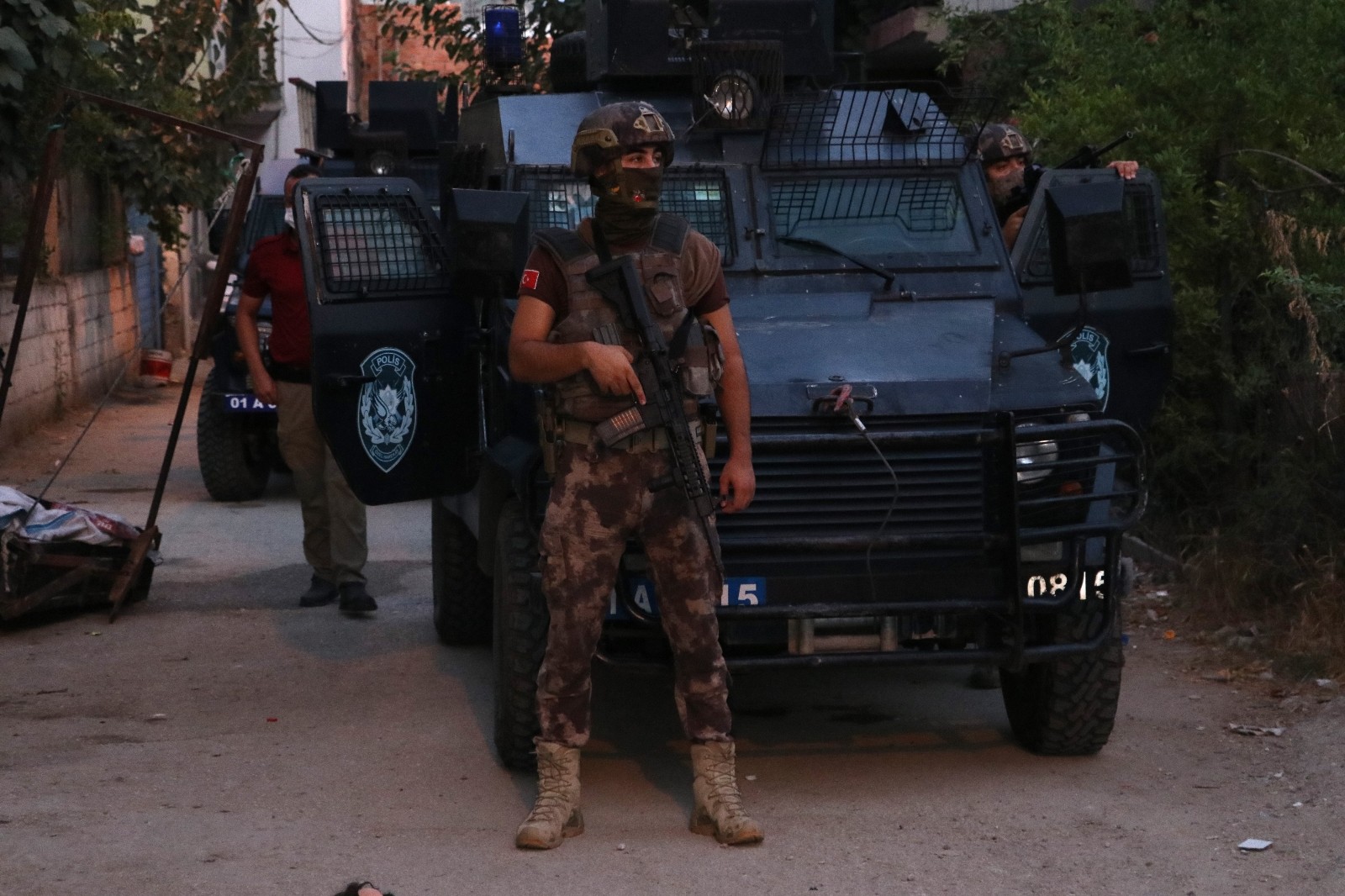Adana sabaha böyle uyandı! Özel Harekatla evleri aradılar