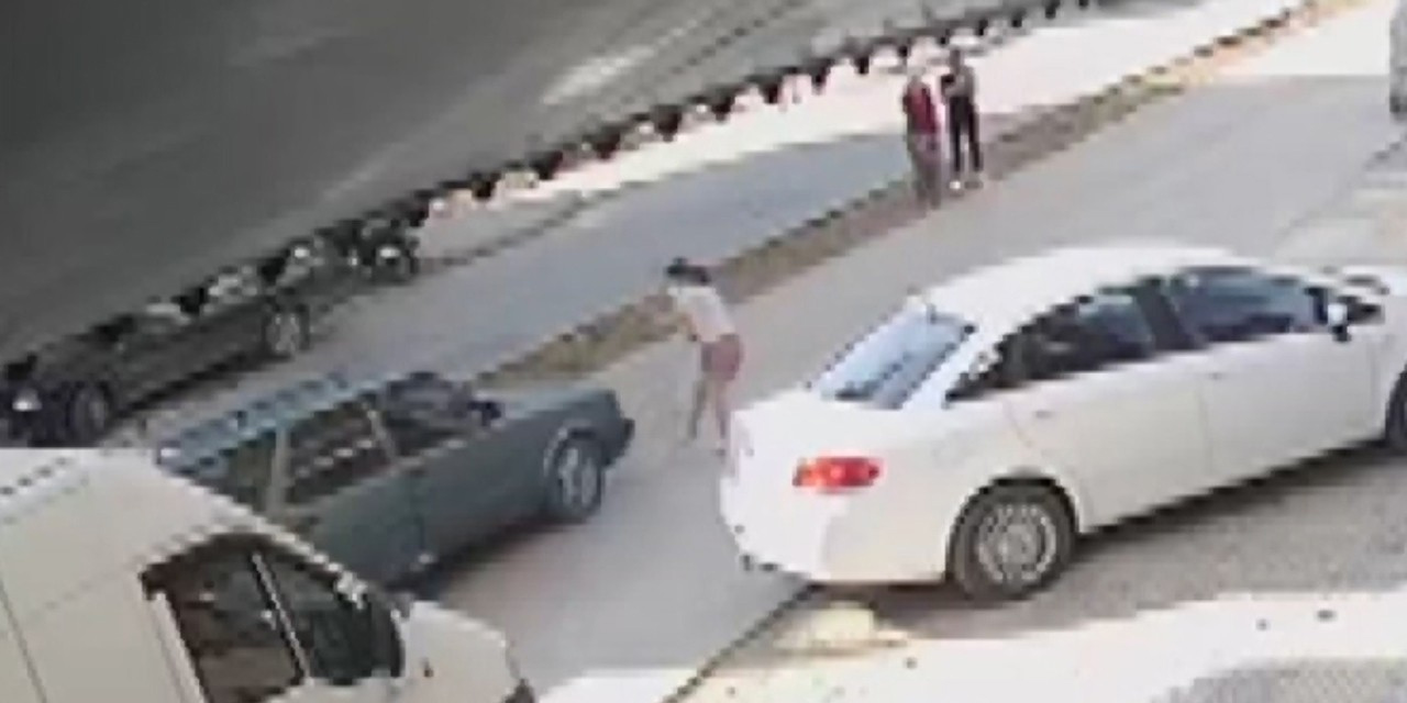 Manavgat'ta aniden yola fırlayan küçük kıza otomobil çarptı