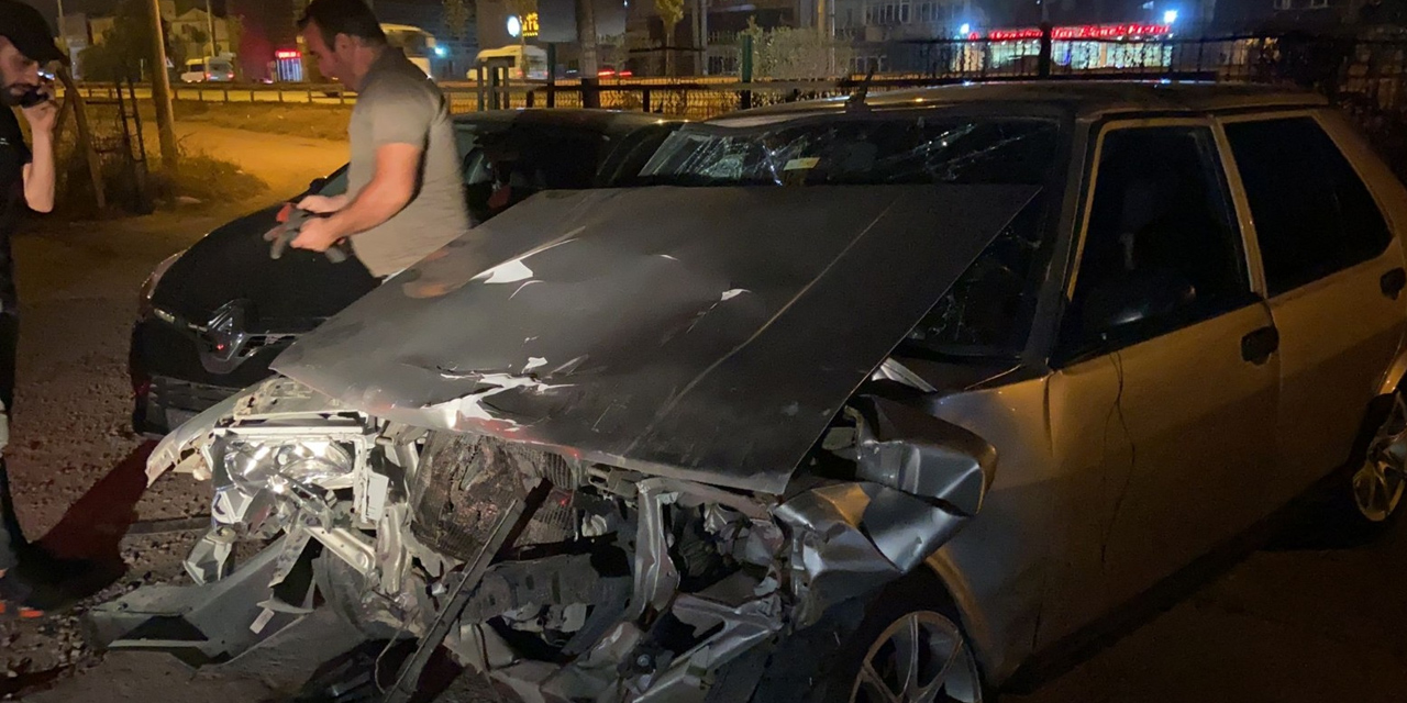 Çarpışan iki otomobil savruldu! 1’i ağır 2 yaralı