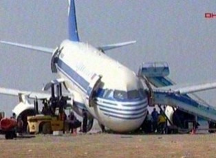 Uçak pistten çıktı