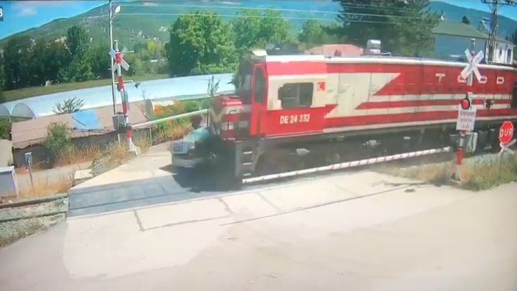 İlginç kaza! Treni eliyle durdurmaya çalıştı ama | VİDEO