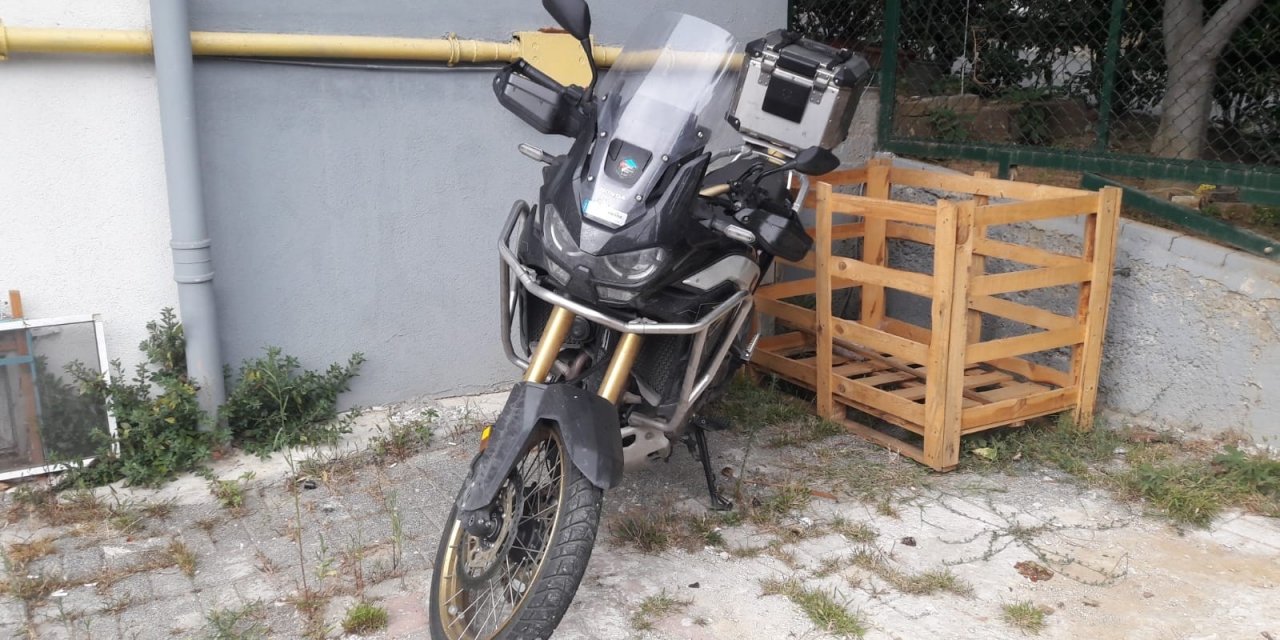 Park halindeki motosikleti saniyeler içinde çalıp kaçtı