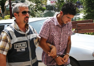 Borcuna karşılık uyuşturucu taşıdı