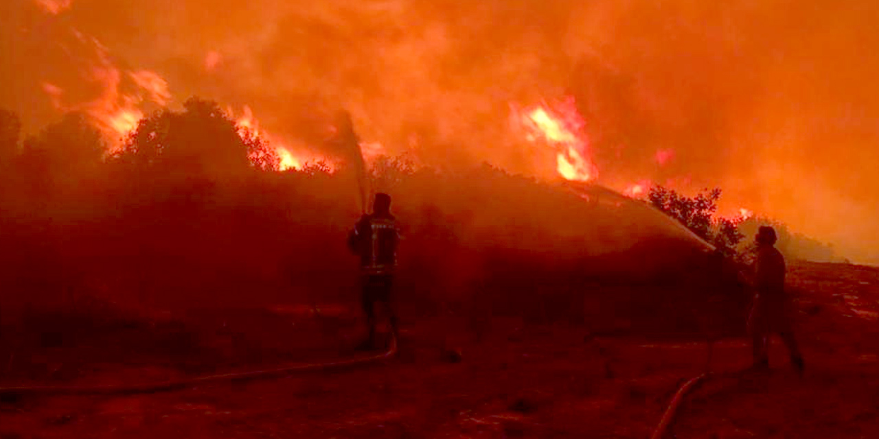 Kula'da zor gece! Çok sayıda ekibin müdahale ettiği orman yangını söndürüldü