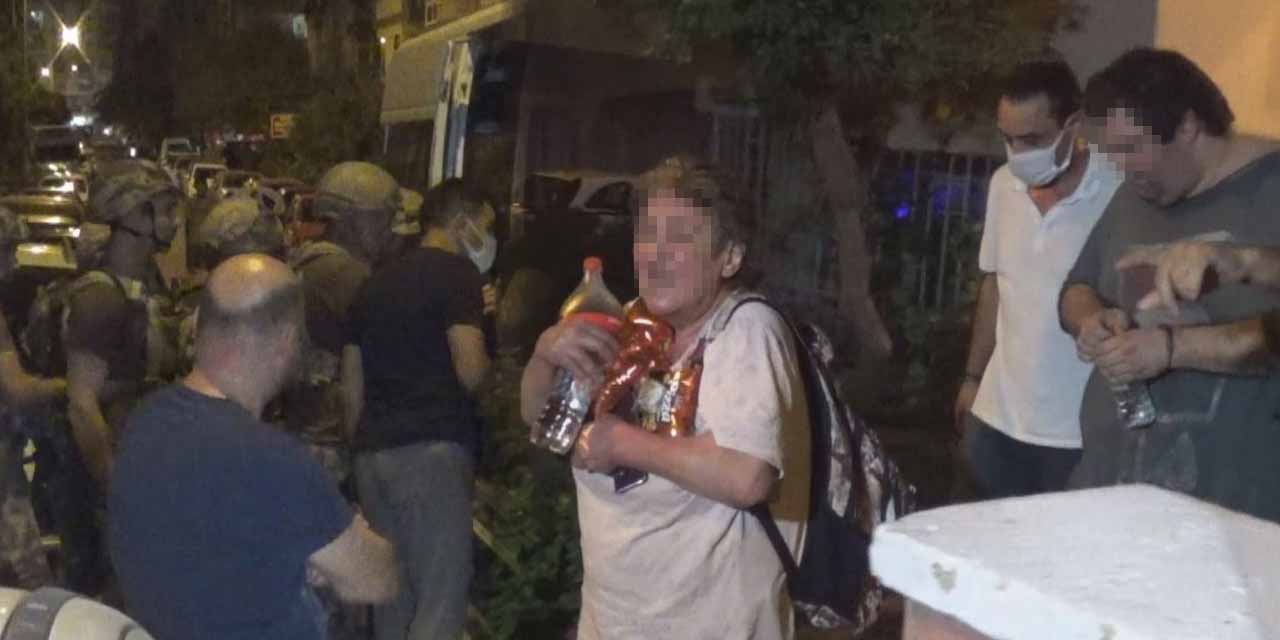 İzmir’de hareketli saatler: Silah sesleri duyulan evden kola şişesi ve yiyeceklerle çıkan kadın şok etti