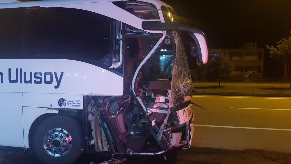 Samsun gece saatlerinde faciadan dönüldü! Otobüs tıra çarptı