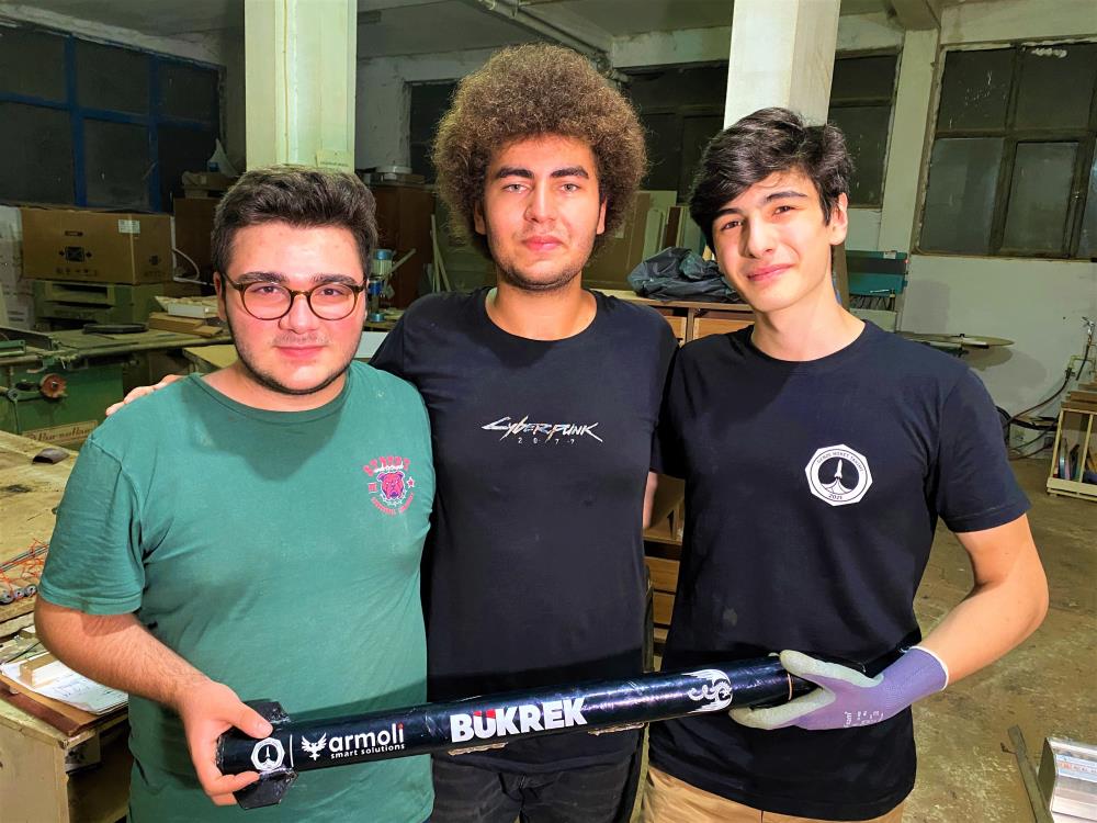 Türkiye hala kağıt kürekle uğraşıyor! Diskalifiye edilen gençler Teknofest'in tüm motorlarını üretti