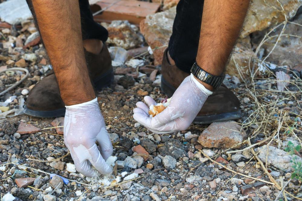 İşte Türk Polisi! Tek tek elleriyle topladı