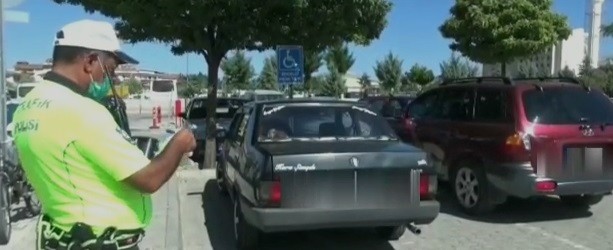 Engelli otoparkına araç parkedenlere şok