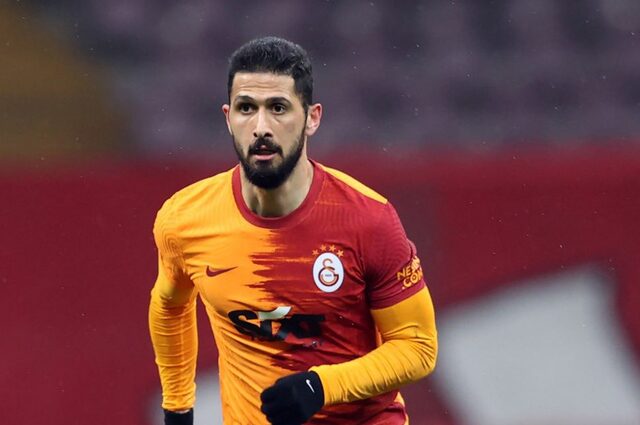 Emre Akbaba kürkçü dükkanına döndü