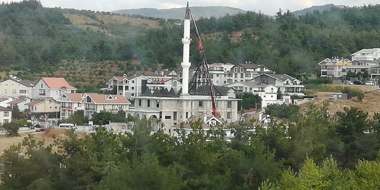 Yürekleri ağza getirmişti! Sallanan minare söküldü