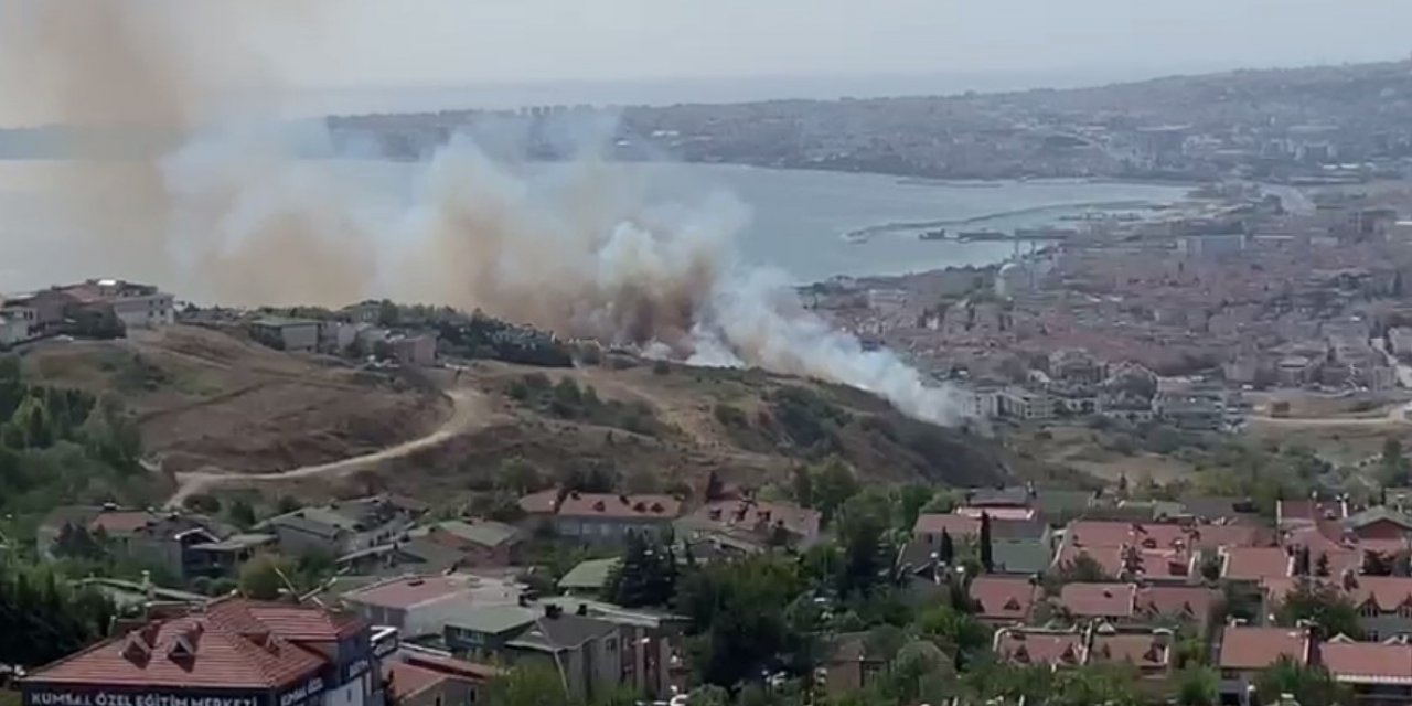 İstanbul'daki otluk alan yangını evleri tehdit etti! Kovalarla su taşıdılar