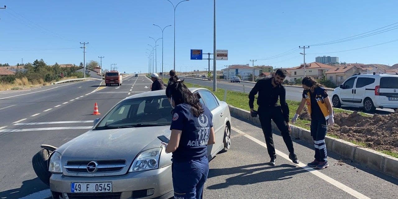 Rampadan inerken 4 lastiği de patladı! Refüje çarpan aracın sürücüsü yaralandı