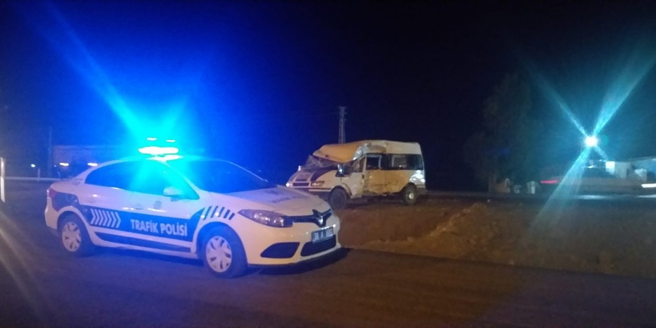 Tırla çarpışarak devrilen işçi servisinde can pazarı!