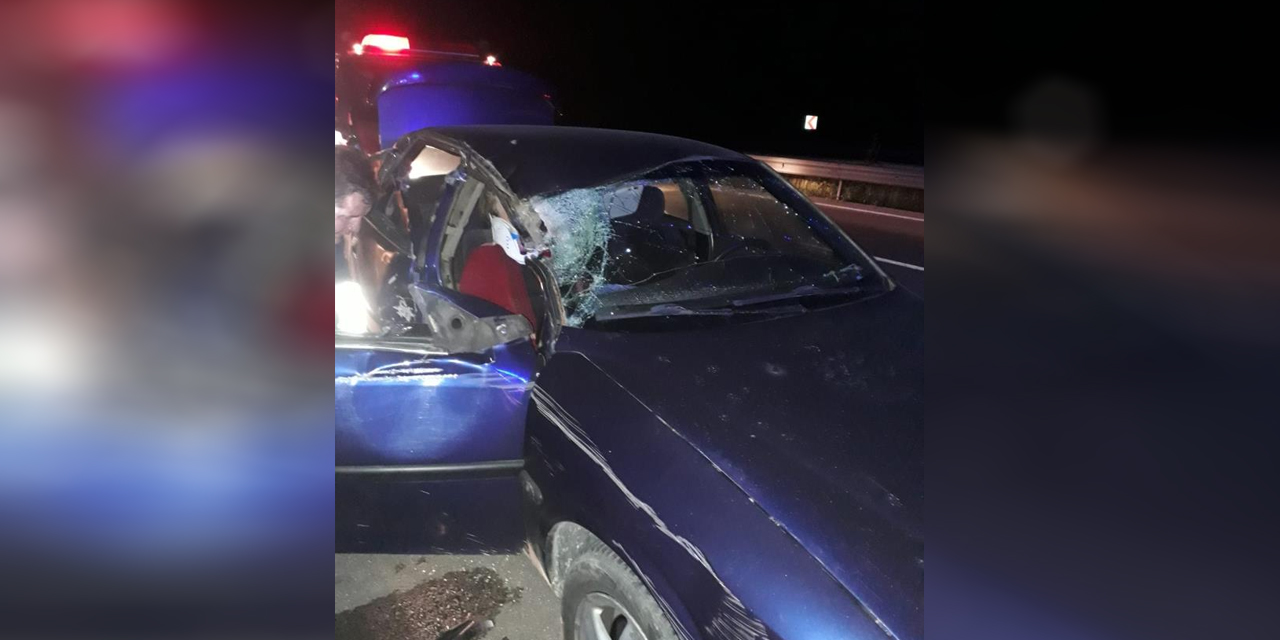 Kamyonla çarpışan otomobilde can pazarı! 1'i ağır 3 yaralı