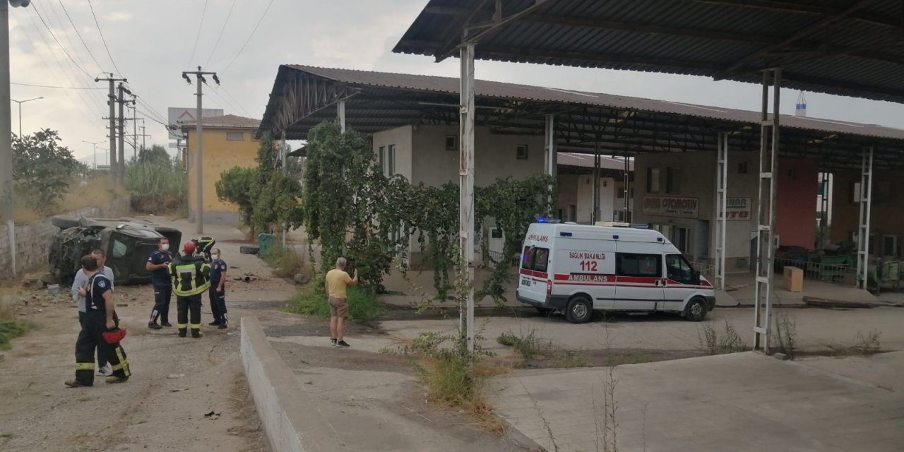 Kamyonet bariyerleri aşıp Galericiler Sitesi’ne uçtu! Hurdaya dönen araçta 3 yaralı