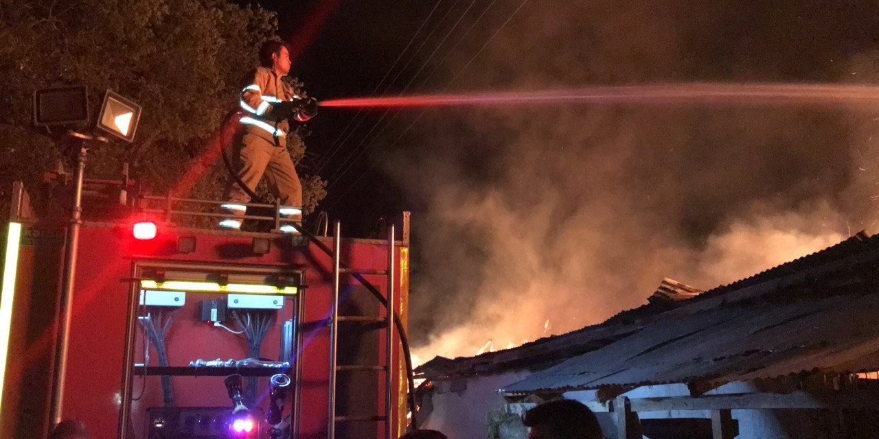 Besi çiftliği alev alev yandı! Hayvanlar son anda kurtarıldı