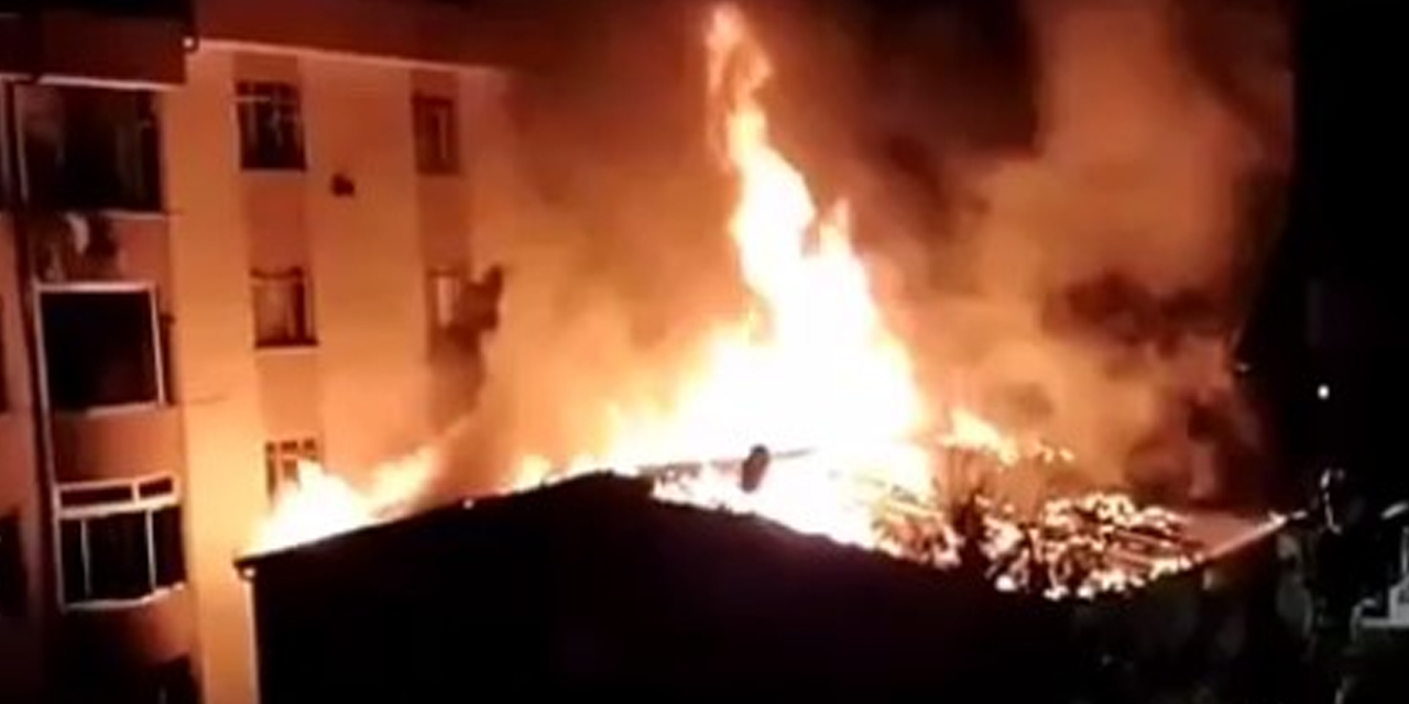 Düğünde atılan havai fişeğin düştüğü çatı alev alev yandı