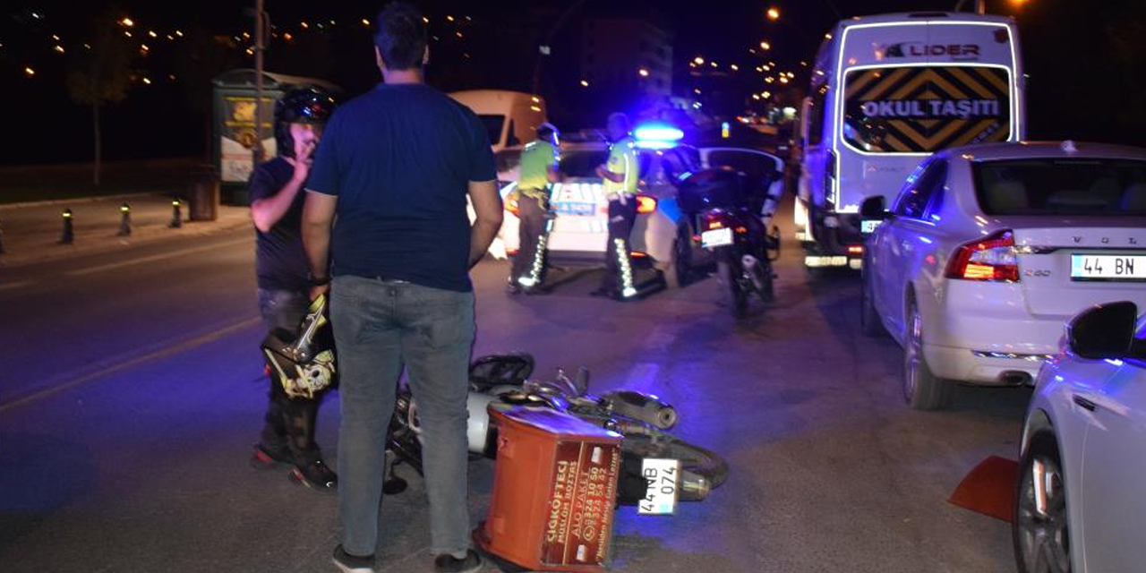 Açılan otomobil kapısına çarpan motorlu kurye kaza yaptı