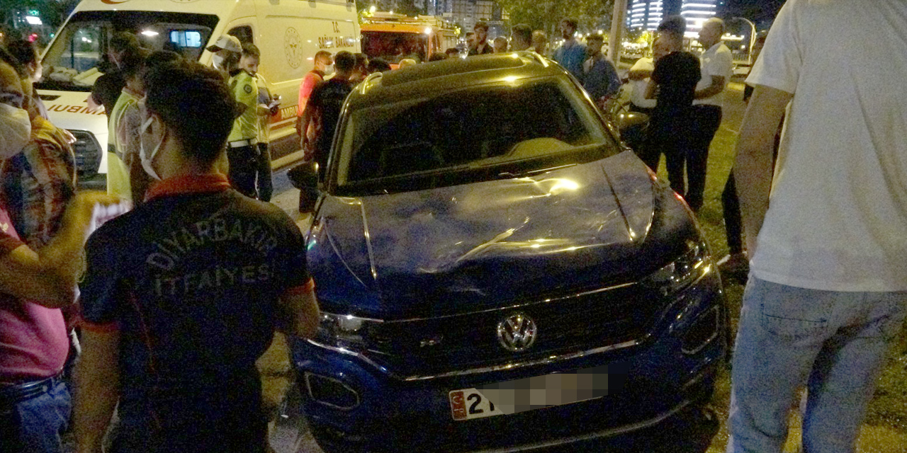 Yayayı görünce yavaşlayan otomobile arkadan araç çarpınca yayaların üzerine uçtu! 1'i ağır 3 yaralı