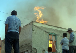 Kamış yangını boş eve sıçradı