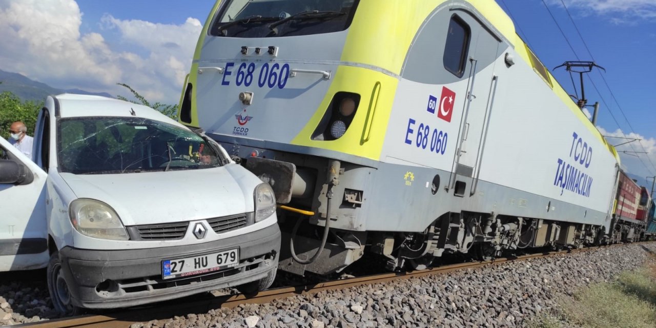Tren hemzemin geçitte ticari araca çarptı! 2 yaralı