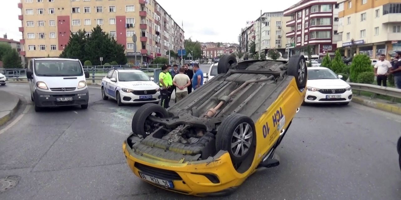 İstanbul'da ticari taksi kaldırıma çarparak takla attı!