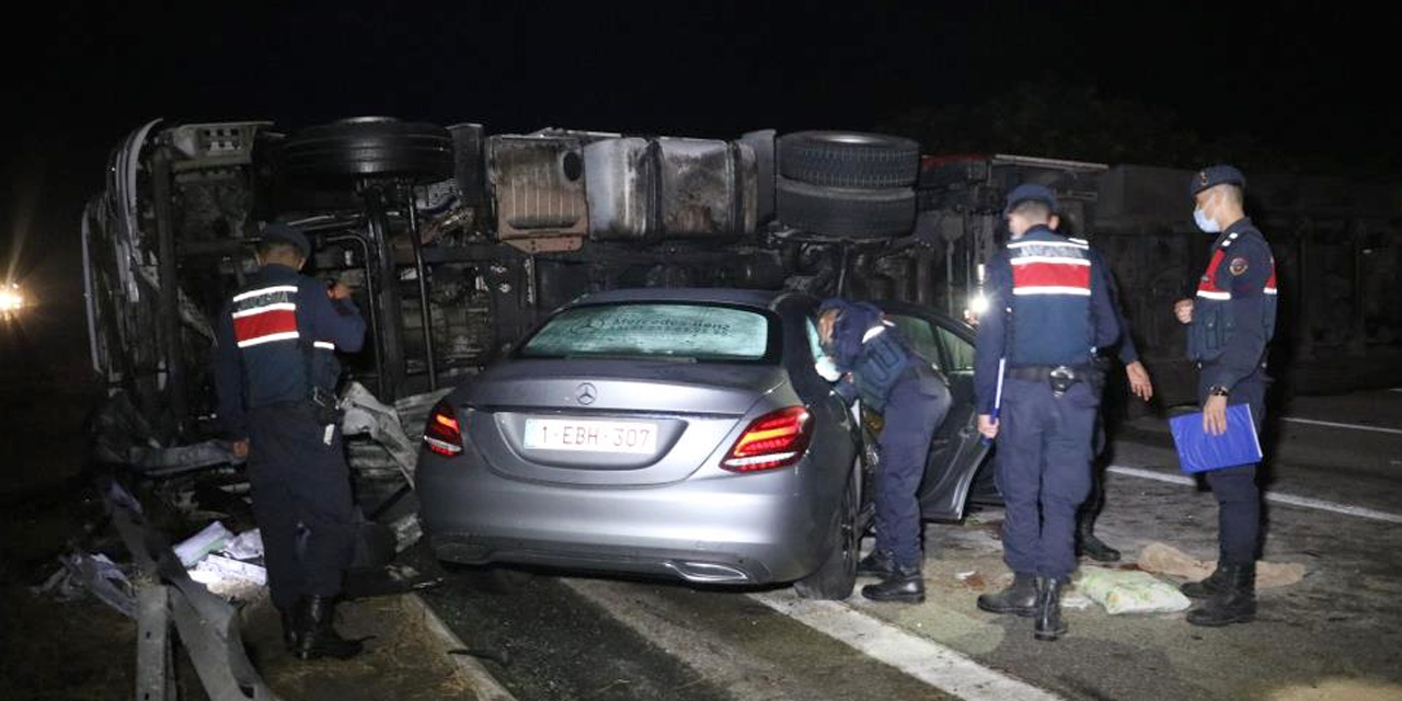 Otoyolda 2 otomobil devrilen ahşap malzeme yüklü tıra çarptı! 6 yaralı