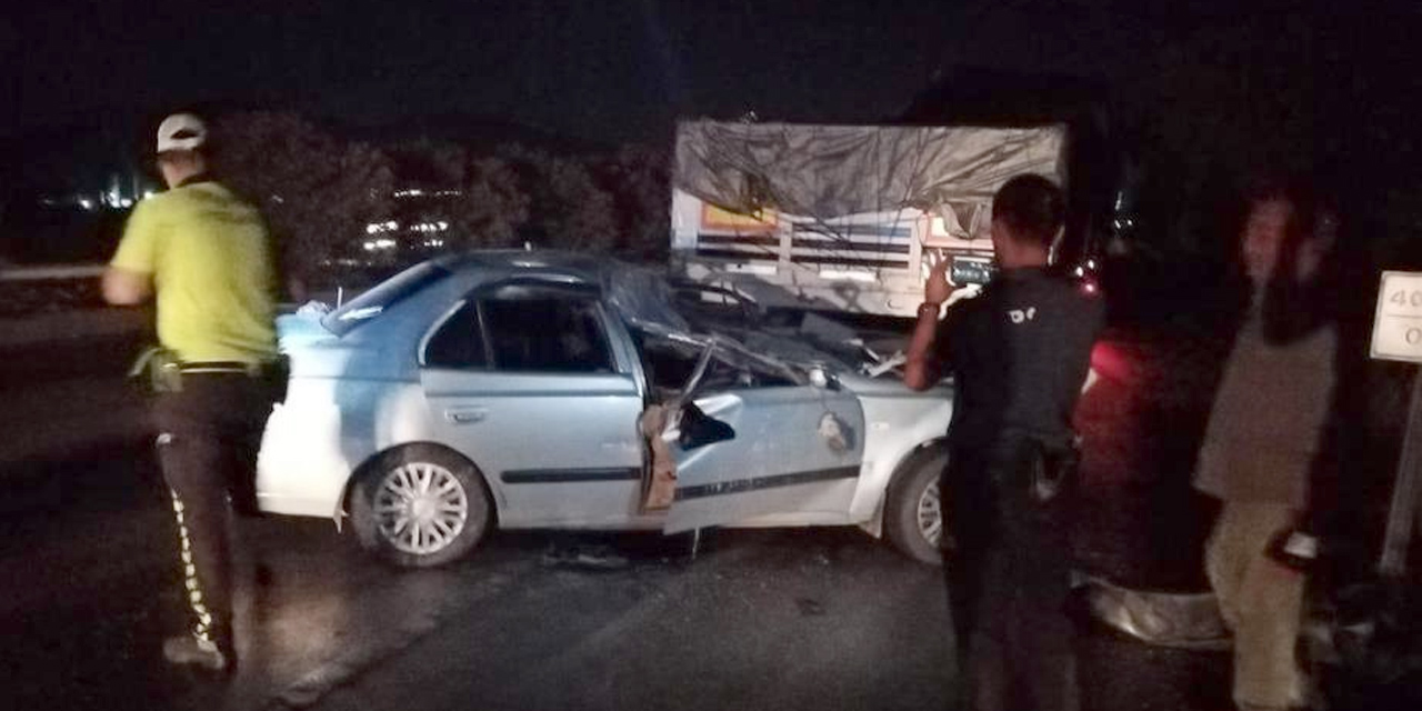 Otomobil yola aniden çıkan tıra çarptı! 2 yaşındaki Deniz kurtarılamadı