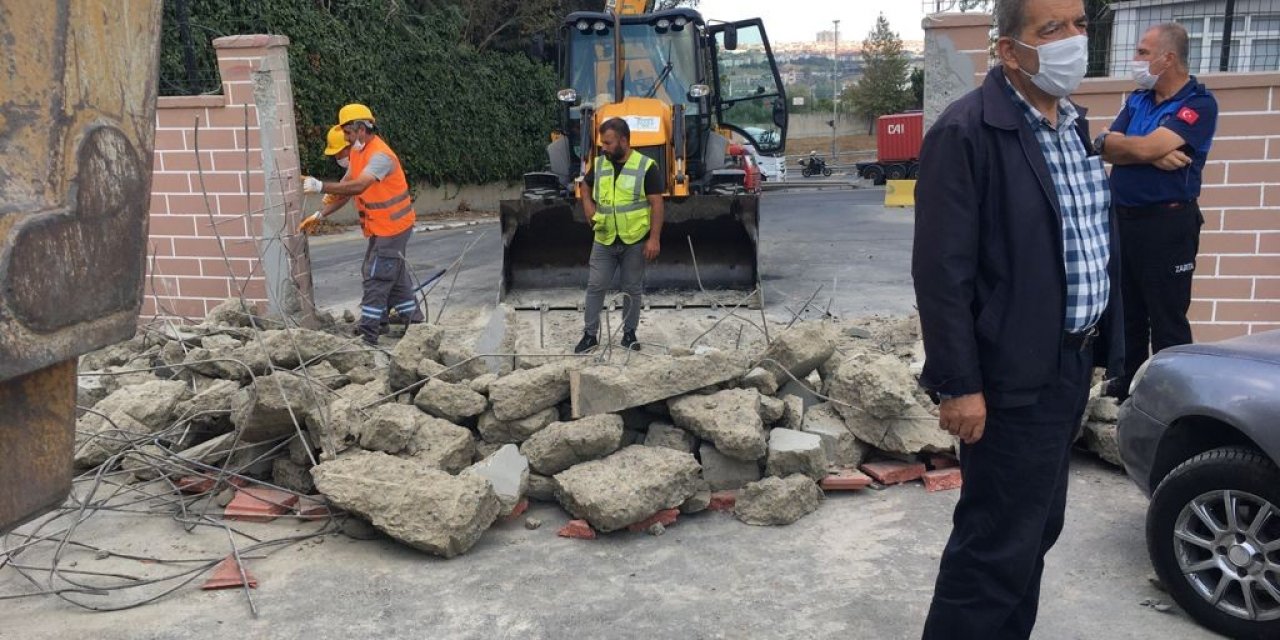 Belediye sitenin güvenlik kapısını bilgi vermeden yıktı!