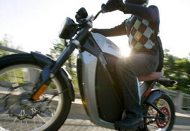 Motosikletle mıcırda sürüklendi