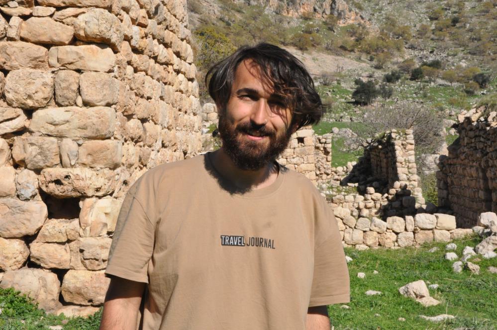 Halen tatile çıkamayanlar bu gencin hikayesine göz atsın! Takı satarak yaptı