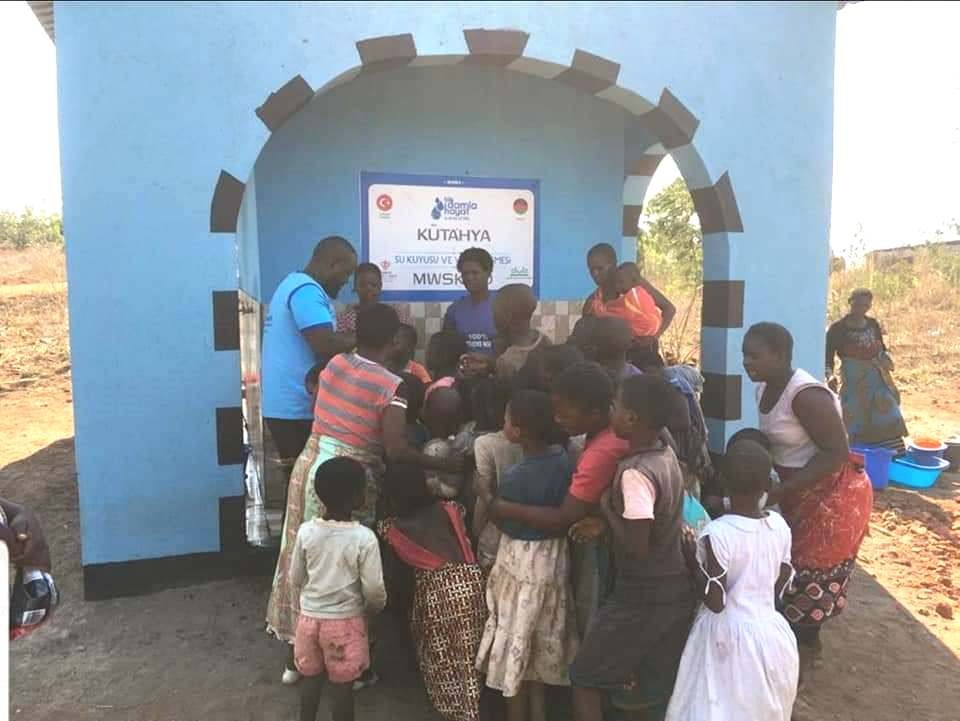 Türkler Afrika'yı fethe devam ediyor! Kütahyalıların hayırları Malawi'de su kuyusuna dönüştü