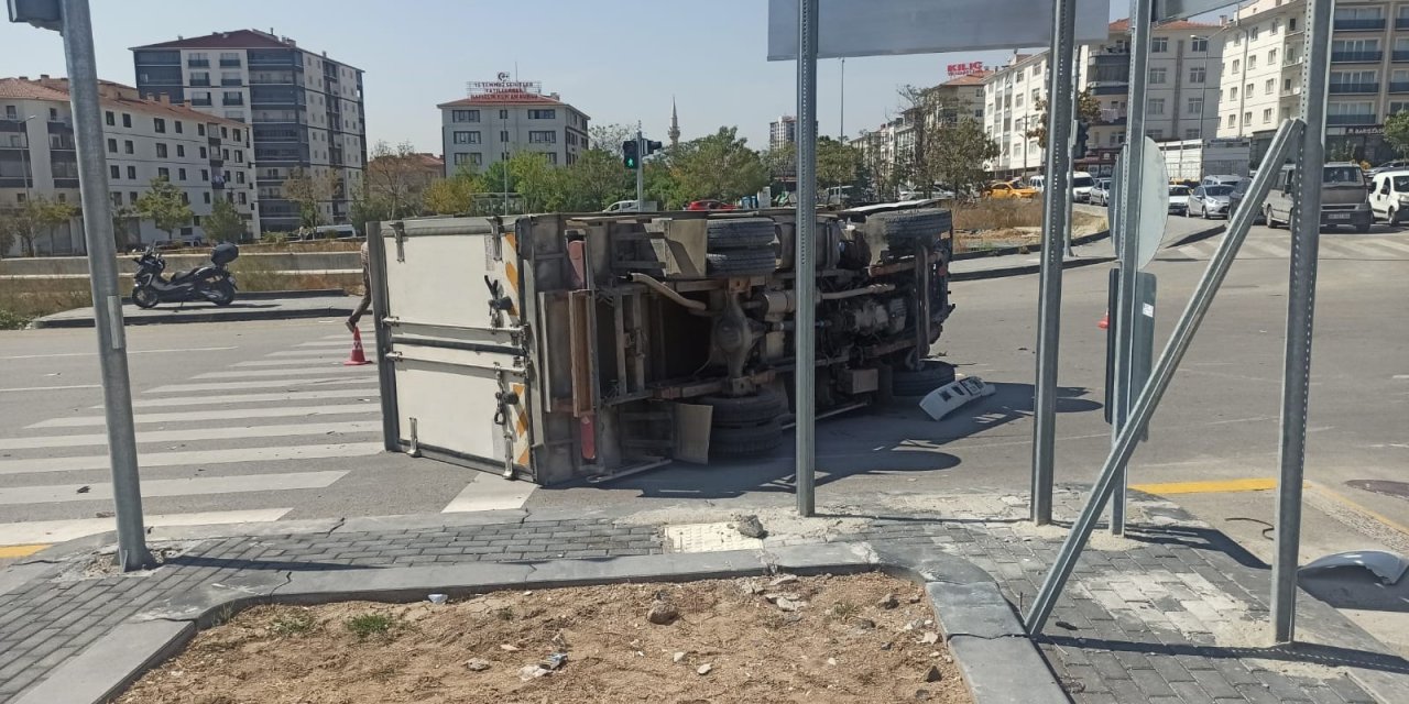 Ankara'da kırmızı ışıkta geçen kamyonet otomobile çarptı! 1’i ağır 3 yaralı