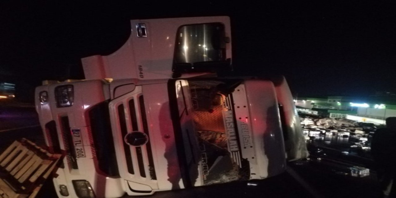 Afyon - Konya yolunda tır devrildi! Enerji içecekleri yola savruldu