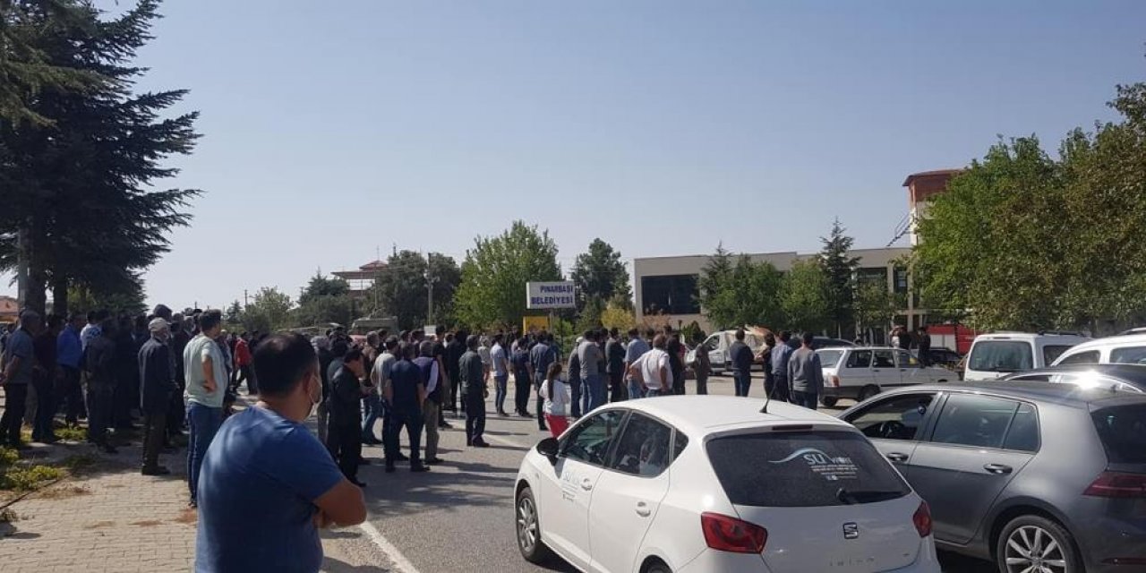 Uşaklılar dün 11 yaşındaki Okay Çakı'nın hayatını kaybettiği ölüm kavşağını trafiğe kapattı