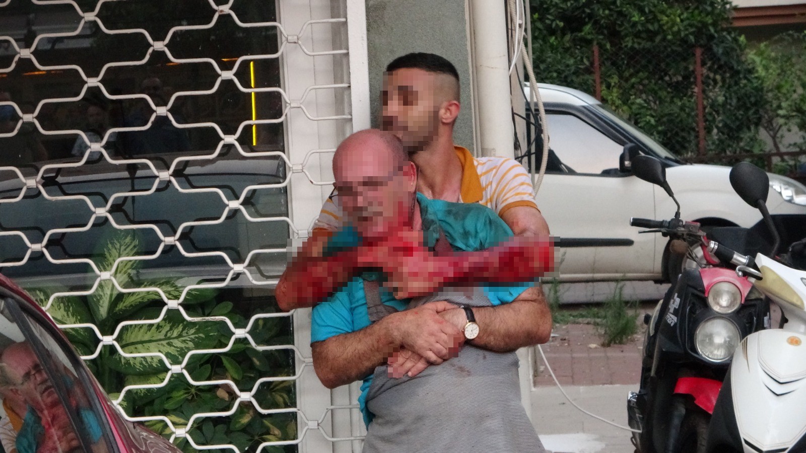 Antalya'da dehşet anları! Önce kendini kesti sonra rehin aldı