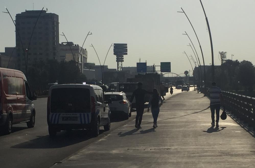 Adana'da ceset gören vatandaşla trafiği tehlikeye attı